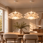 Taklampa Fleur med elegant blomformad design, fotograferad över ett matbord i en varm och stilren skandinavisk miljö.