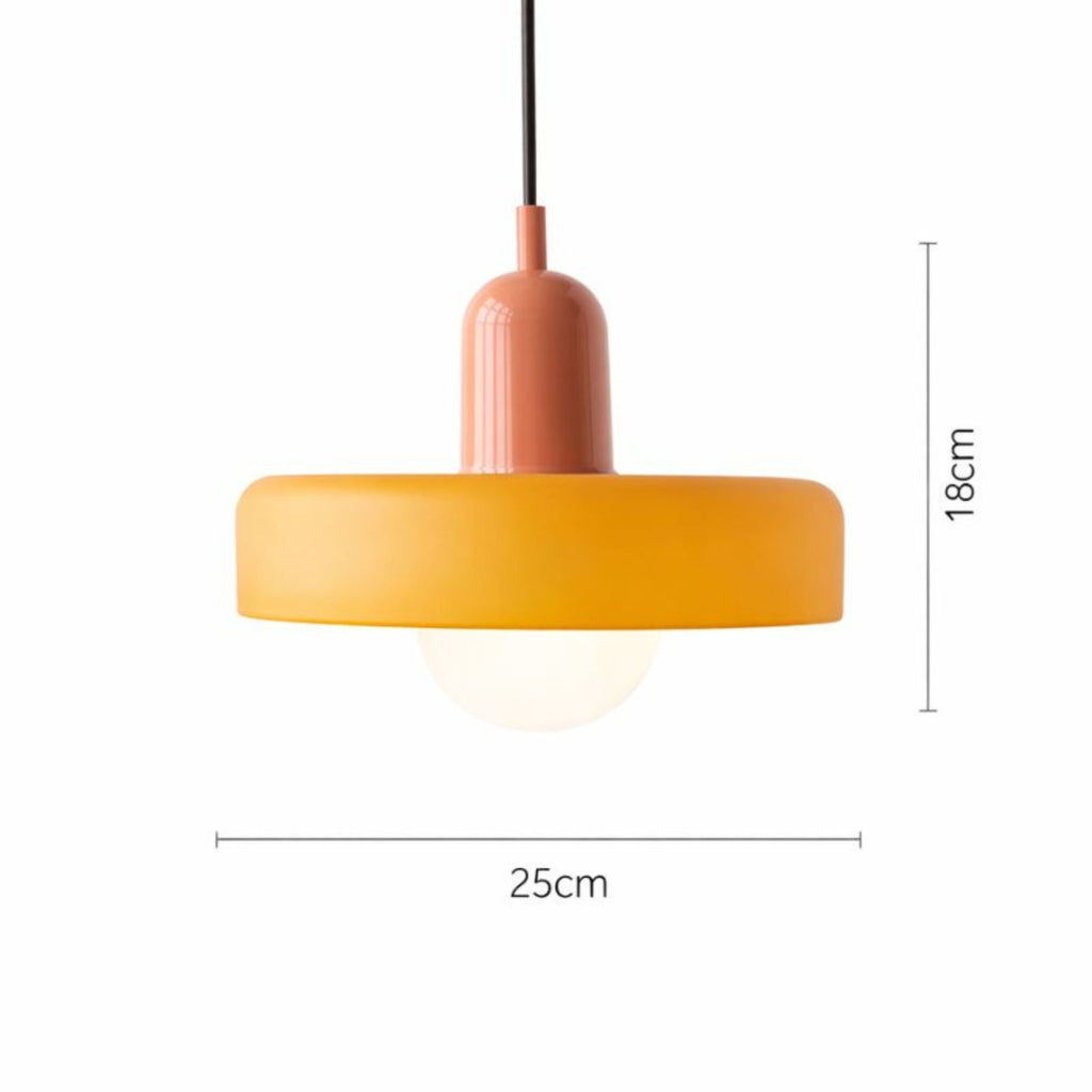 Färgglad retro taklampa i metall med rund form och mått 25 cm i diameter och 18 cm höjd