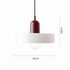 Färgglad retro taklampa i metall med rund form och mått 25 cm i diameter och 22 cm höjd