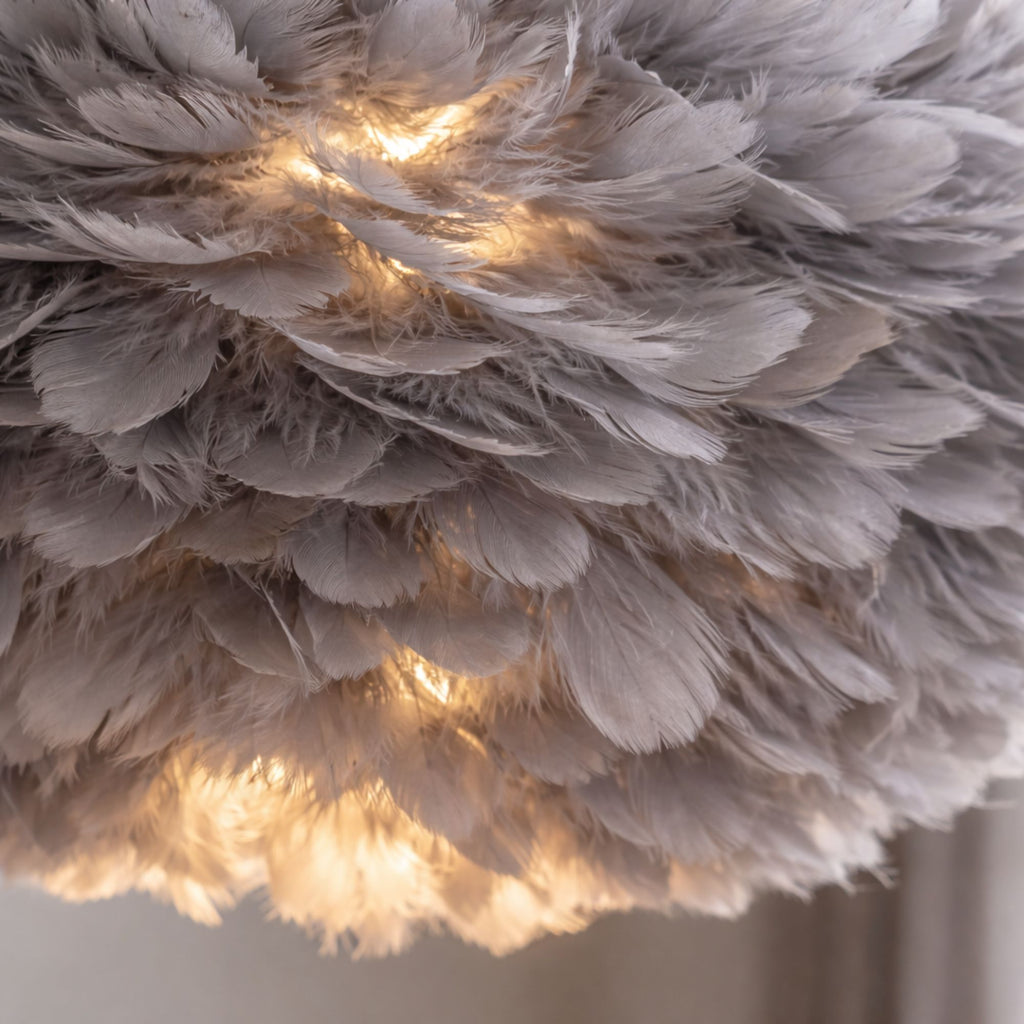 Taklampa grå fjäderlampa modern pendellampa i fjädrar närbild med varmt ljus.