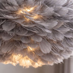 Taklampa grå fjäderlampa modern pendellampa i fjädrar närbild med varmt ljus.