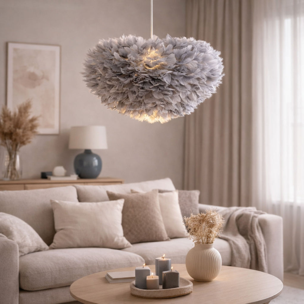 Taklampa gråa fjäderlampa modern pendellampa i mjuka fjädrar i vardagsrum ovanför soffbord.