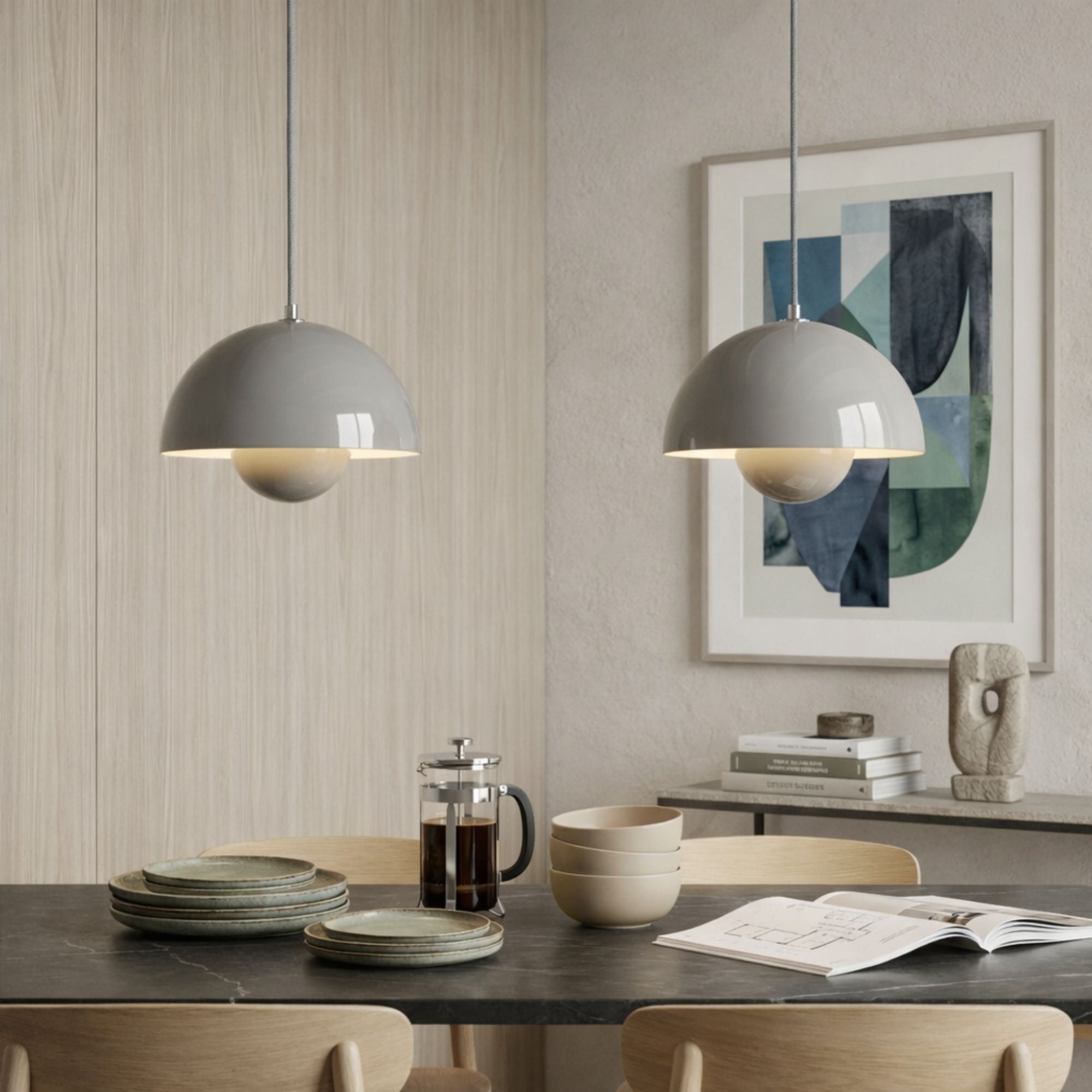 Taklampa grå rund pendellampa i skandinavisk design över matbord i modernt kök.