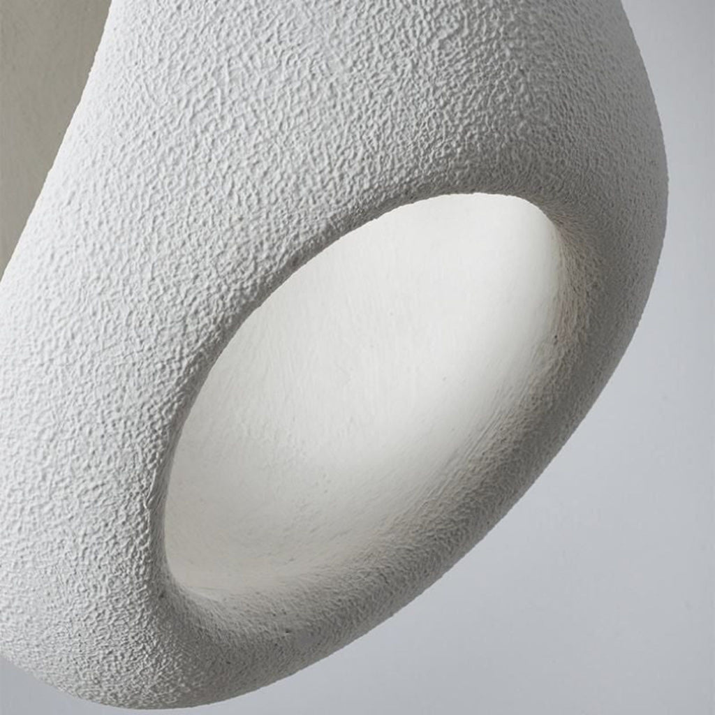 Taklampa modern vit organisk designpendel med strukturerad yta detaljbild.
