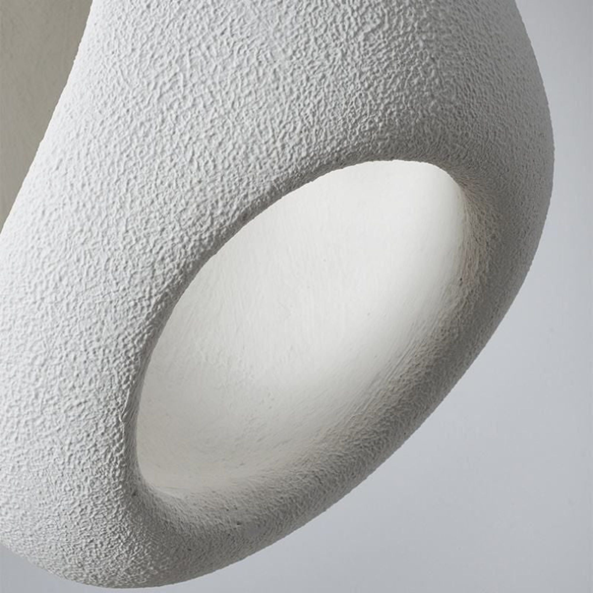 Taklampa modern vit organisk designpendel med strukturerad yta detaljbild.