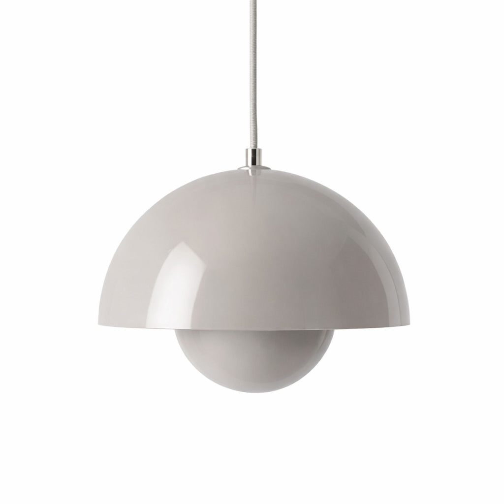 Grå pendellampa med rund metallskärm i modern skandinavisk design.