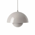 Grå pendellampa med rund metallskärm i modern skandinavisk design.