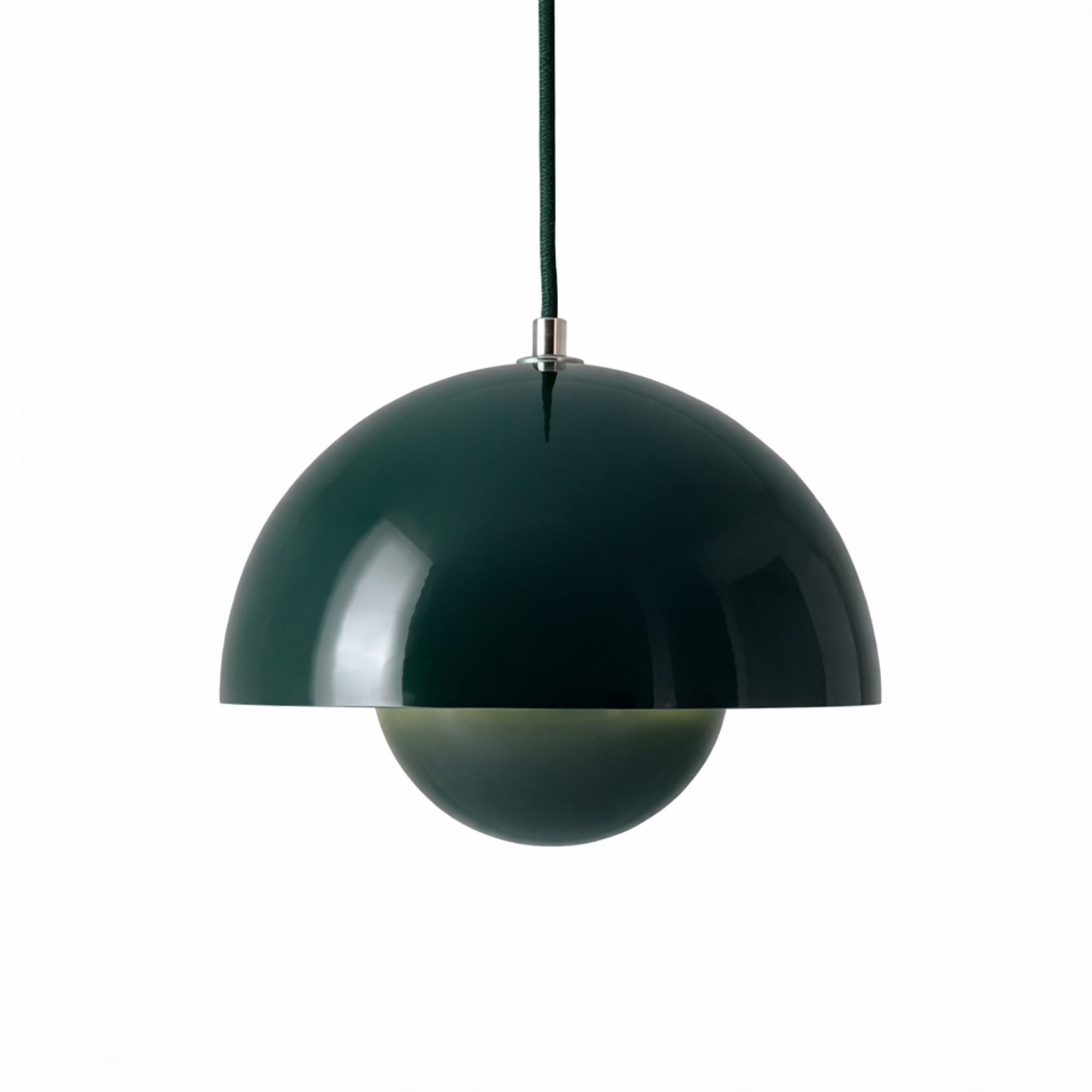Grön pendellampa med rund metallskärm i modern skandinavisk design.