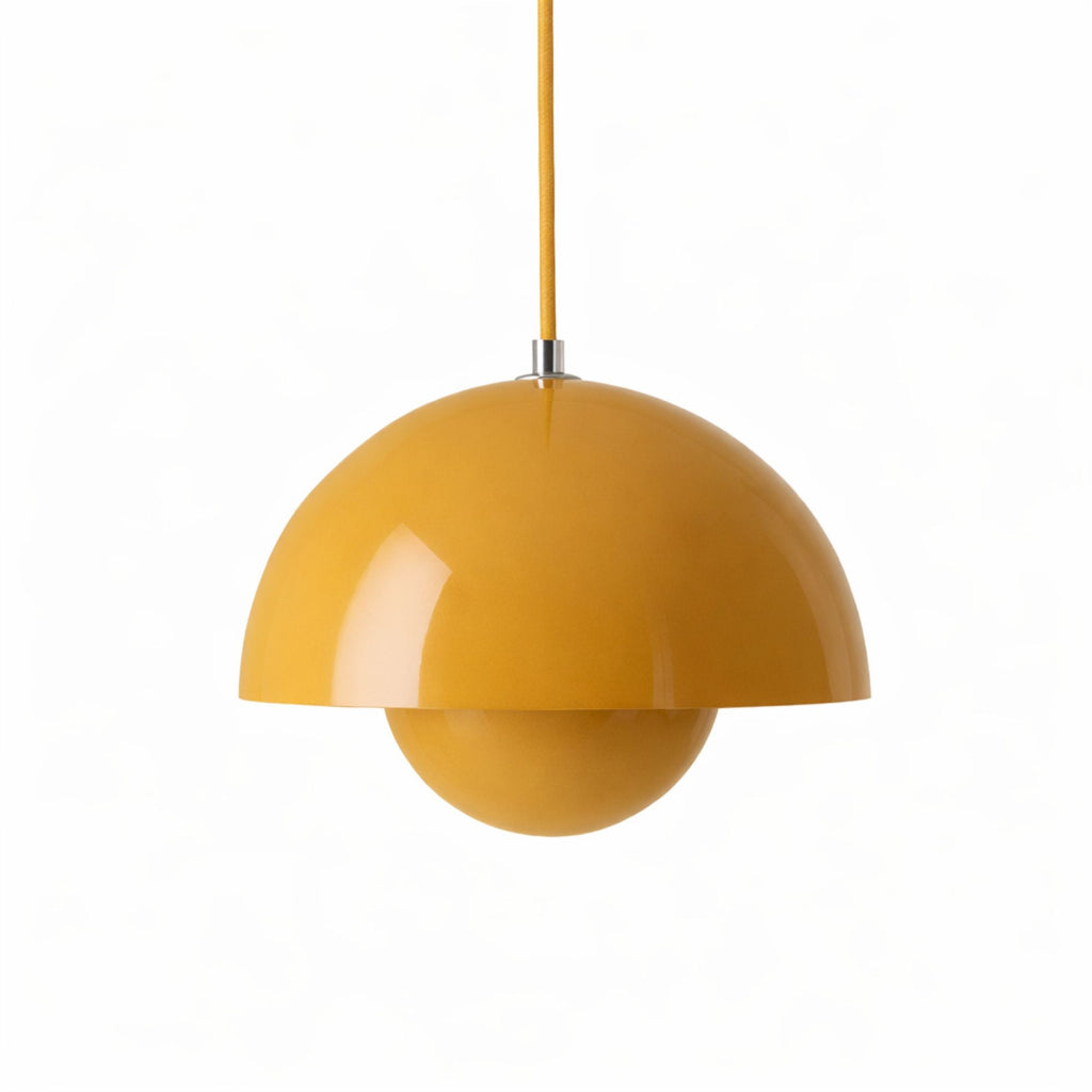 Gul pendellampa med rund metallskärm i modern skandinavisk design.