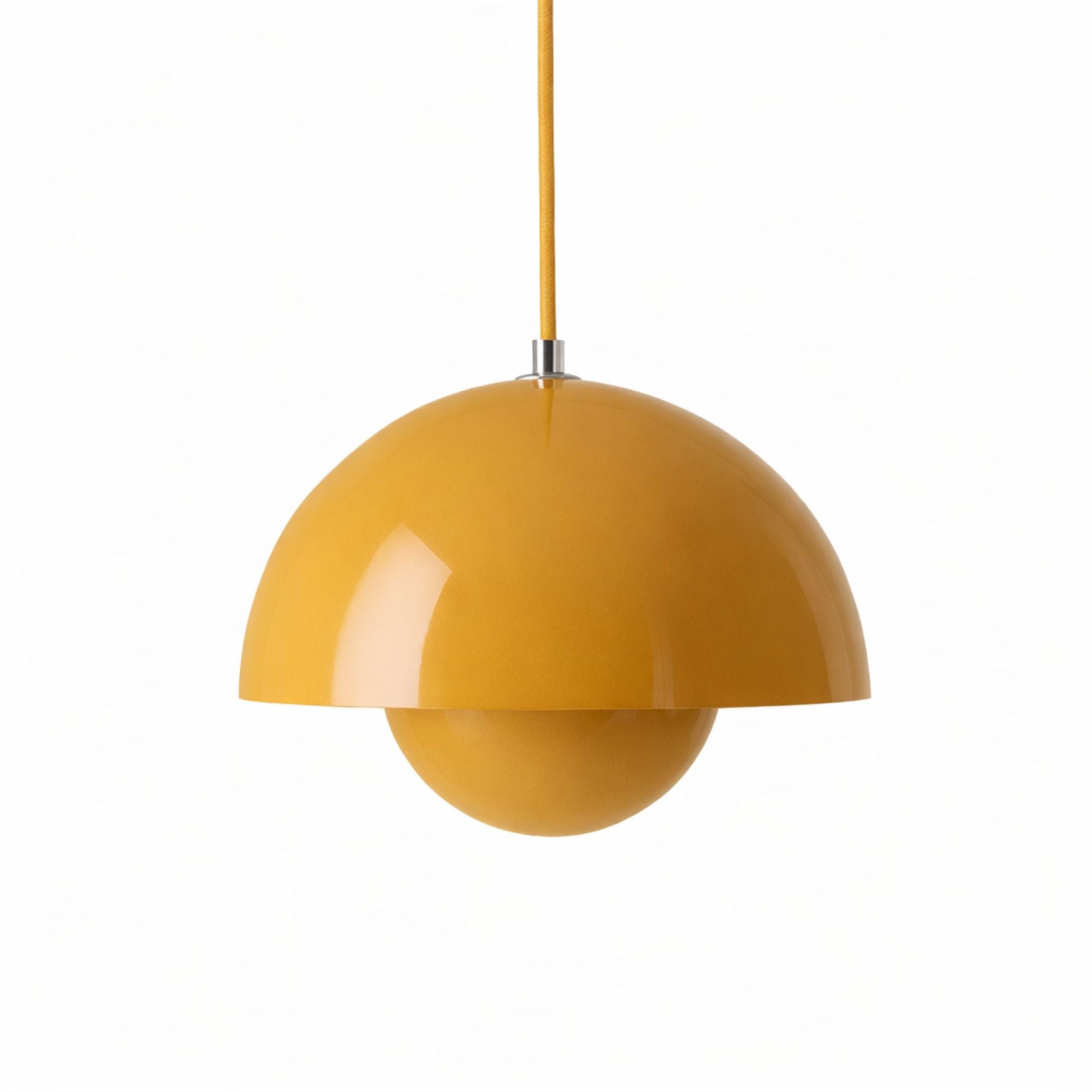 Gul pendellampa med rund metallskärm i modern skandinavisk design.