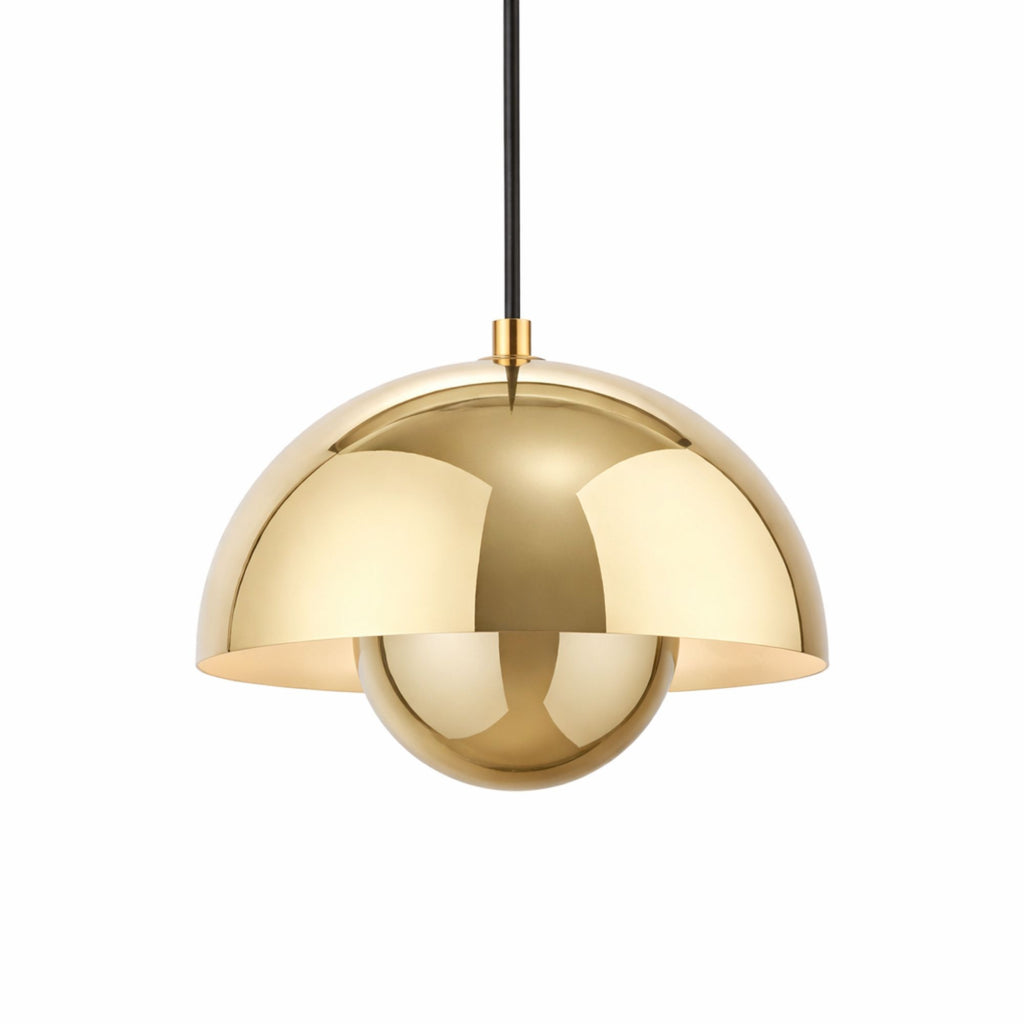 Guld pendellampa med rund metallskärm i modern skandinavisk design.