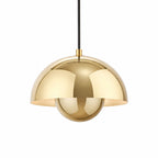 Guld pendellampa med rund metallskärm i modern skandinavisk design.