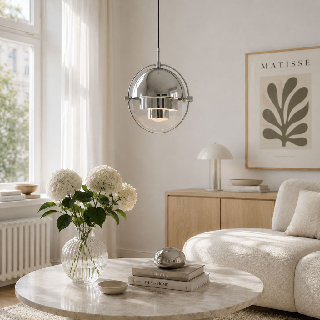 Kromfärgad DuoLite pendellampa i ljust vardagsrum med modern skandinavisk inredning.