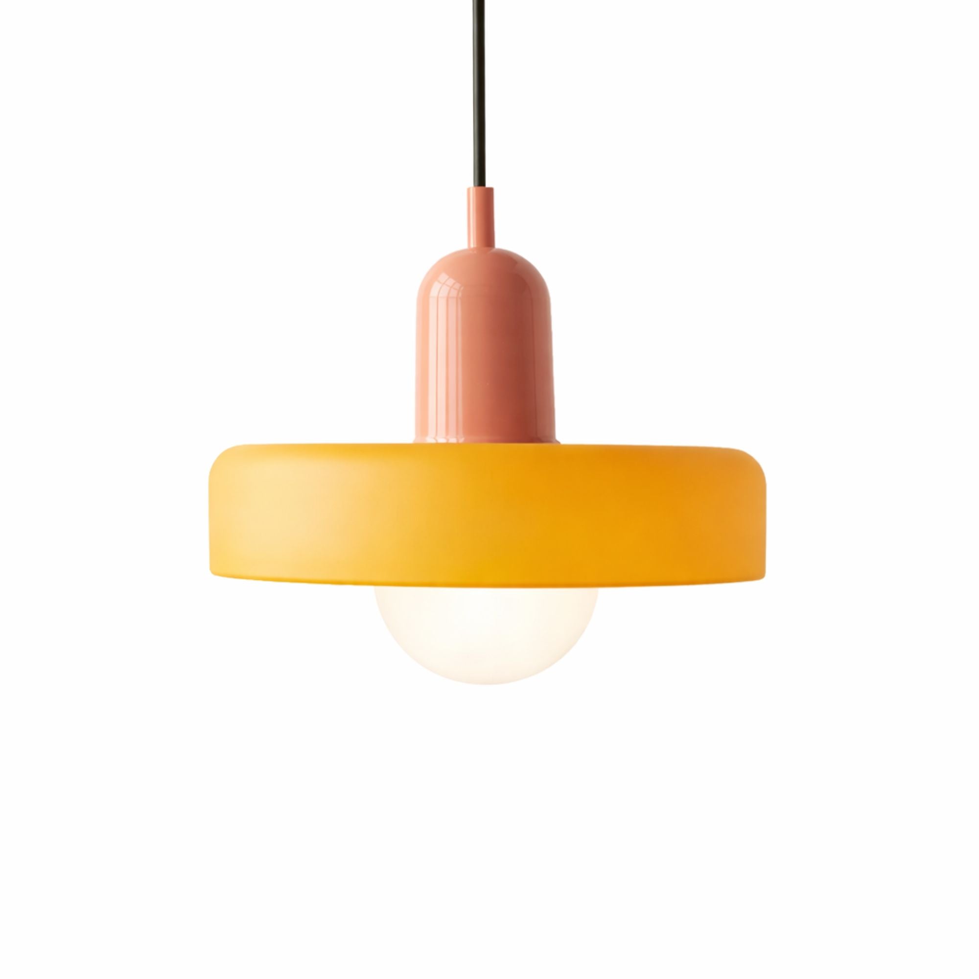 taklampa i modern design med orange skärm och rosa topp på vit bakgrund