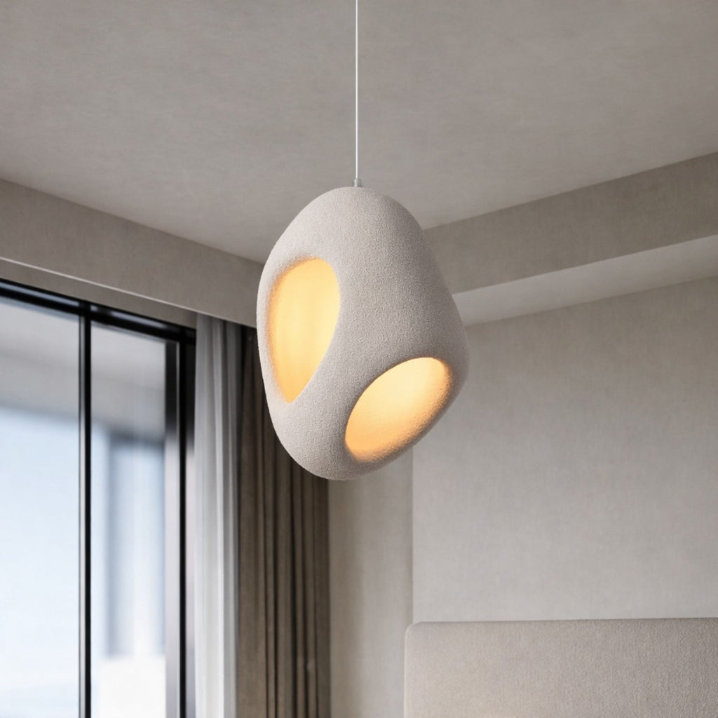 Taklampa modern vit organisk designpendel med varm belysning i stilrent sovrum.