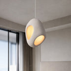 Taklampa modern vit organisk designpendel med varm belysning i stilrent sovrum.