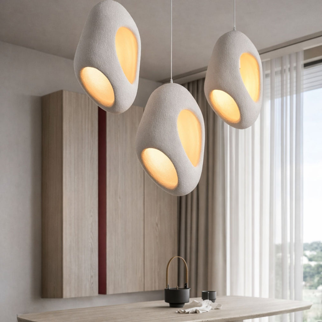 Taklampa modern vit organisk pendellampa i skandinavisk design ovanför köksö.