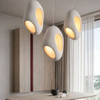 Taklampa modern vit organisk pendellampa i skandinavisk design ovanför köksö.