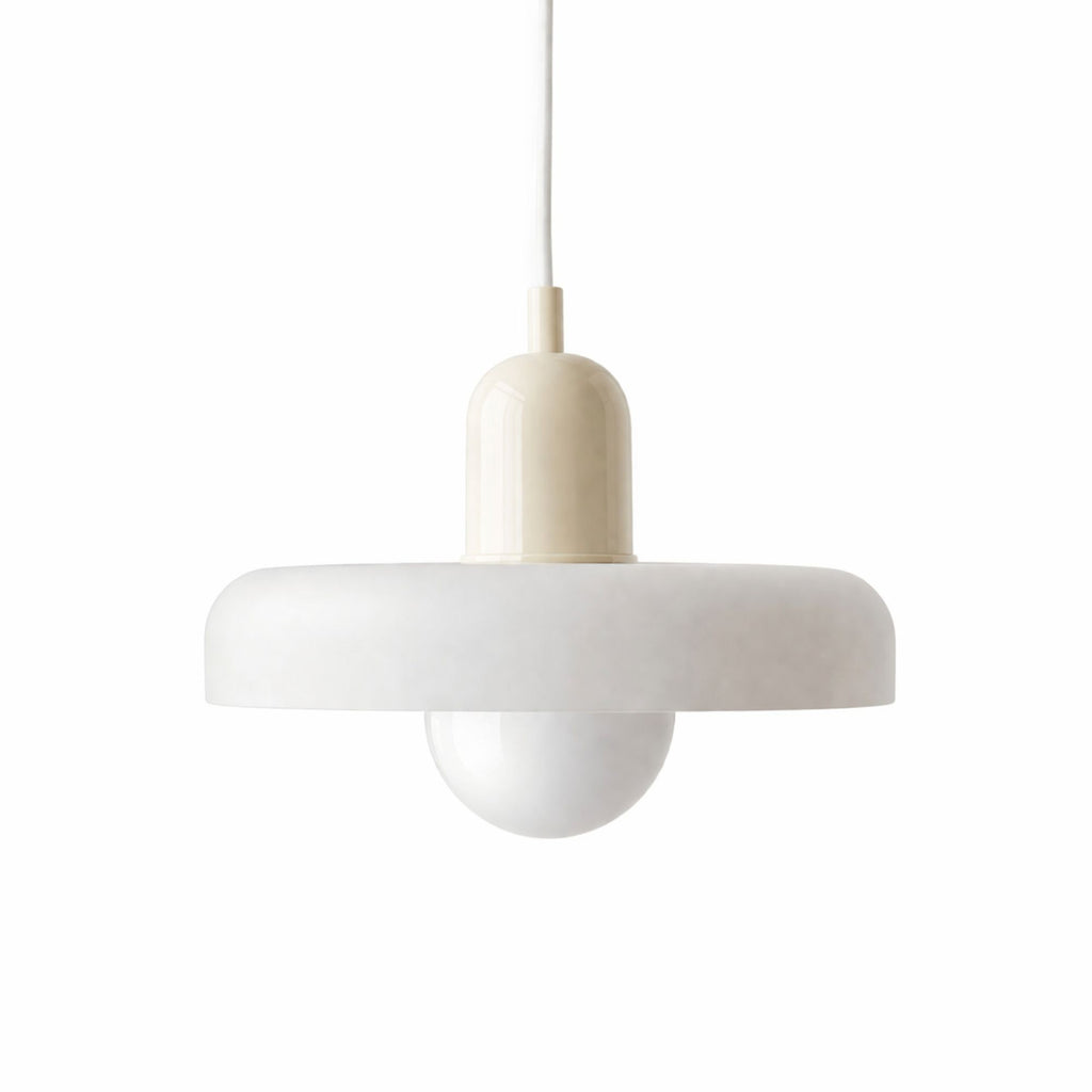 taklampa i modern minimalistisk design med vit lampskärm och rund form på vit bakgrund