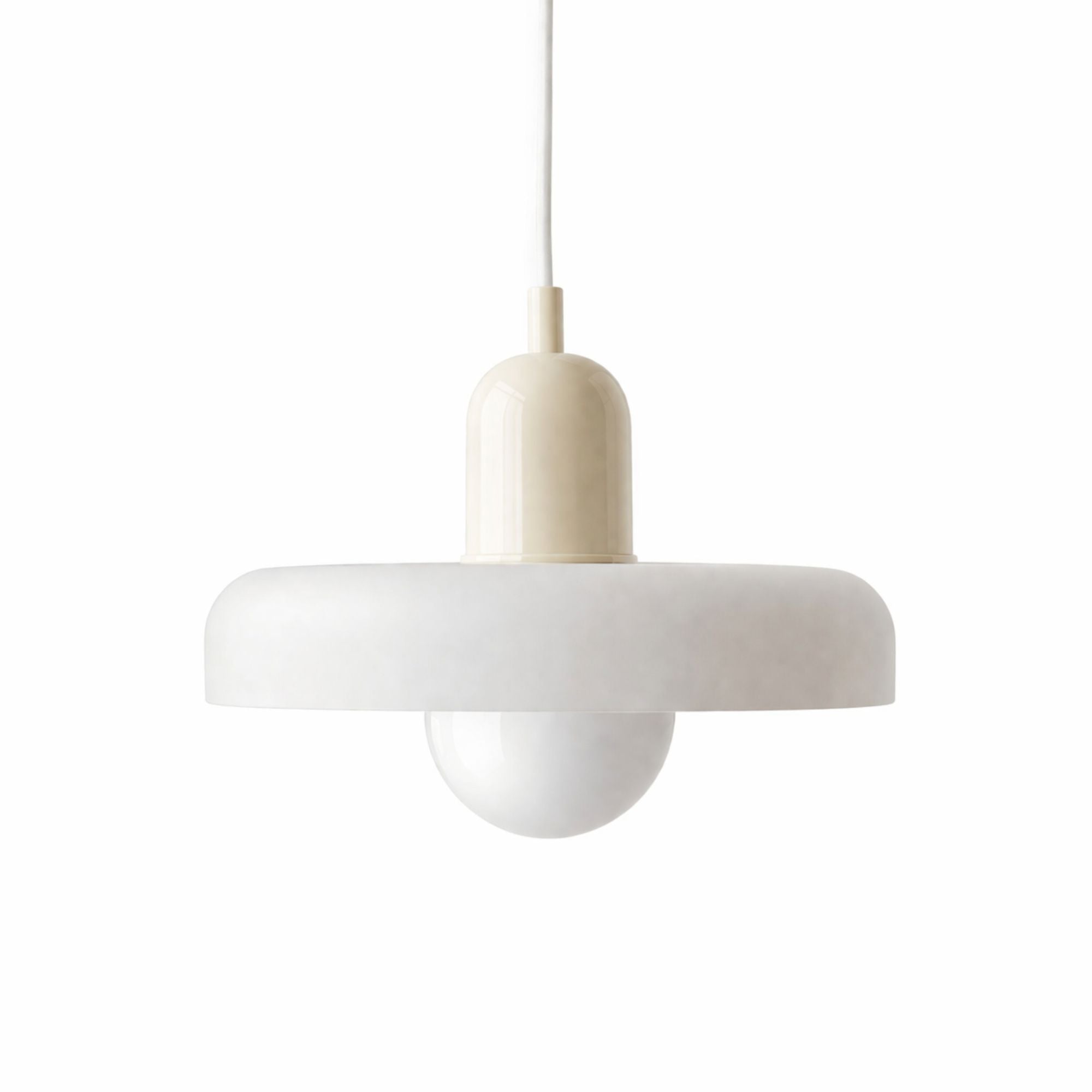 taklampa i modern minimalistisk design med vit lampskärm och rund form på vit bakgrund