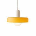 taklampa i modern design med vit topp och orange skärm på vit bakgrund