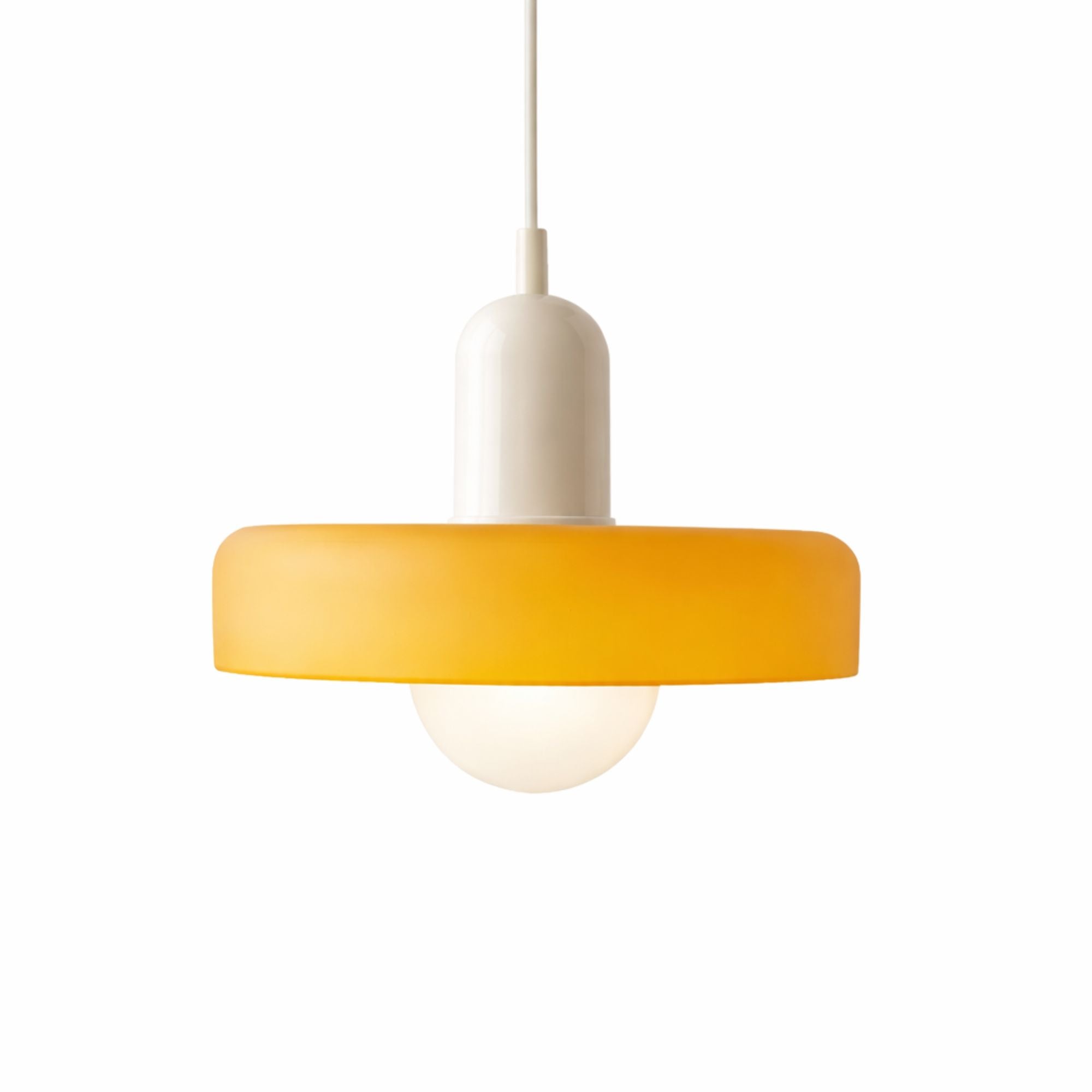 taklampa i modern design med vit topp och orange skärm på vit bakgrund