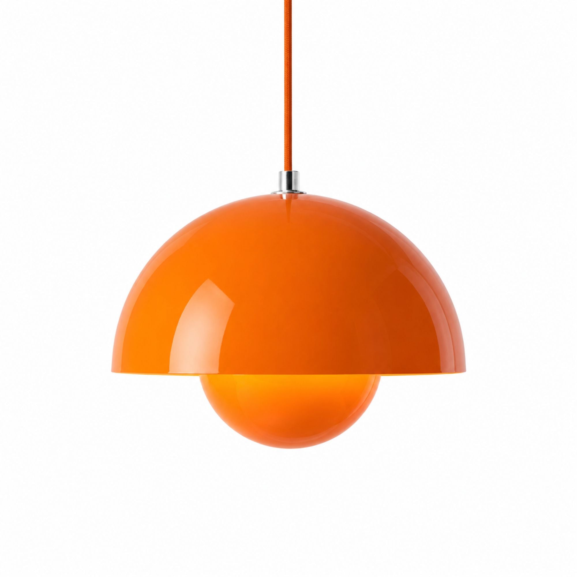 Orange pendellampa med rund metallskärm och sfärisk glaskupa i modern retroinspirerad skandinavisk design.
