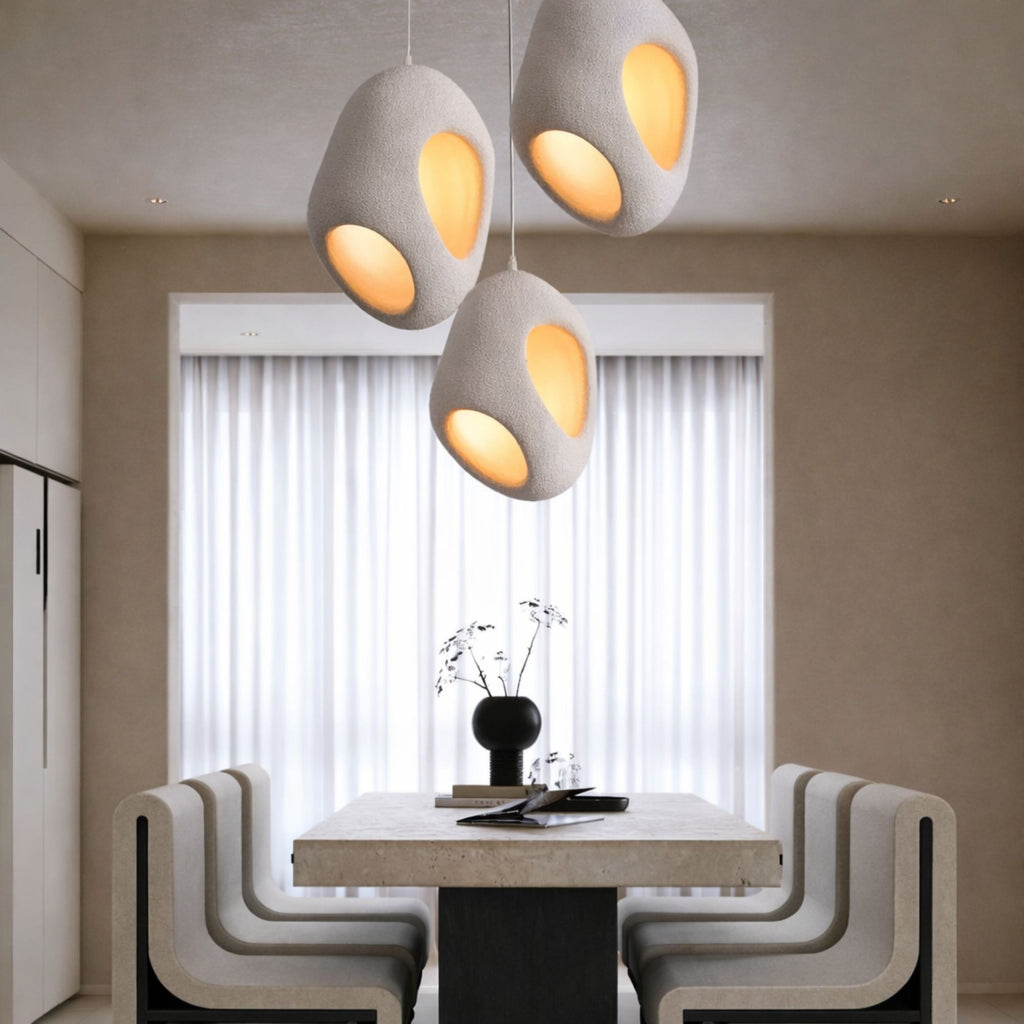 Taklampa modern vit grå organisk pendellampa i designstil ovanför matbord.