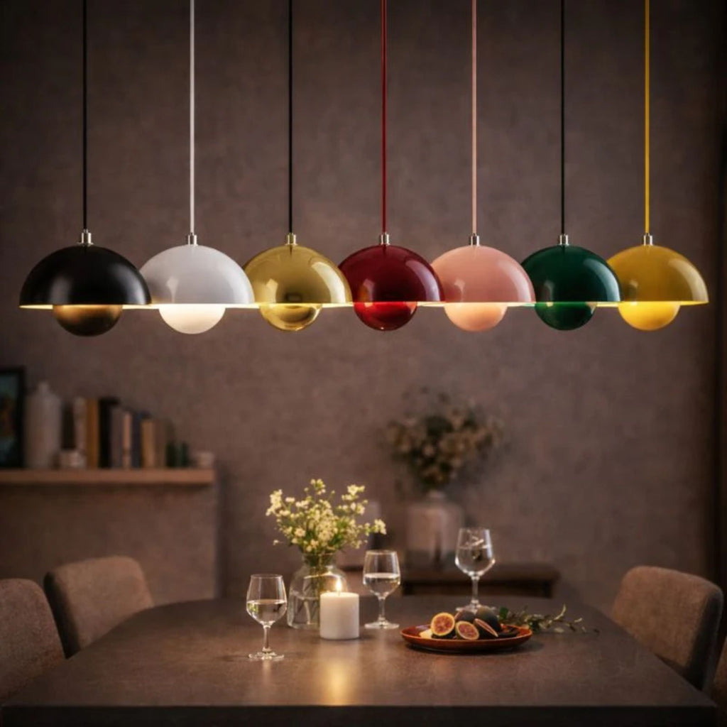 Taklampa retro rund pendellampa i färgerna svart, vit, guld, röd, rosa, grön och gul över matbord.