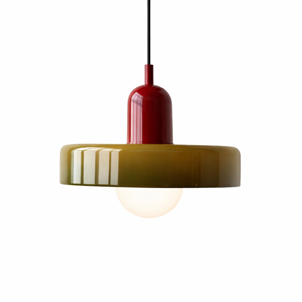 taklampa i modern design med röd topp och grön skärm på vit bakgrund