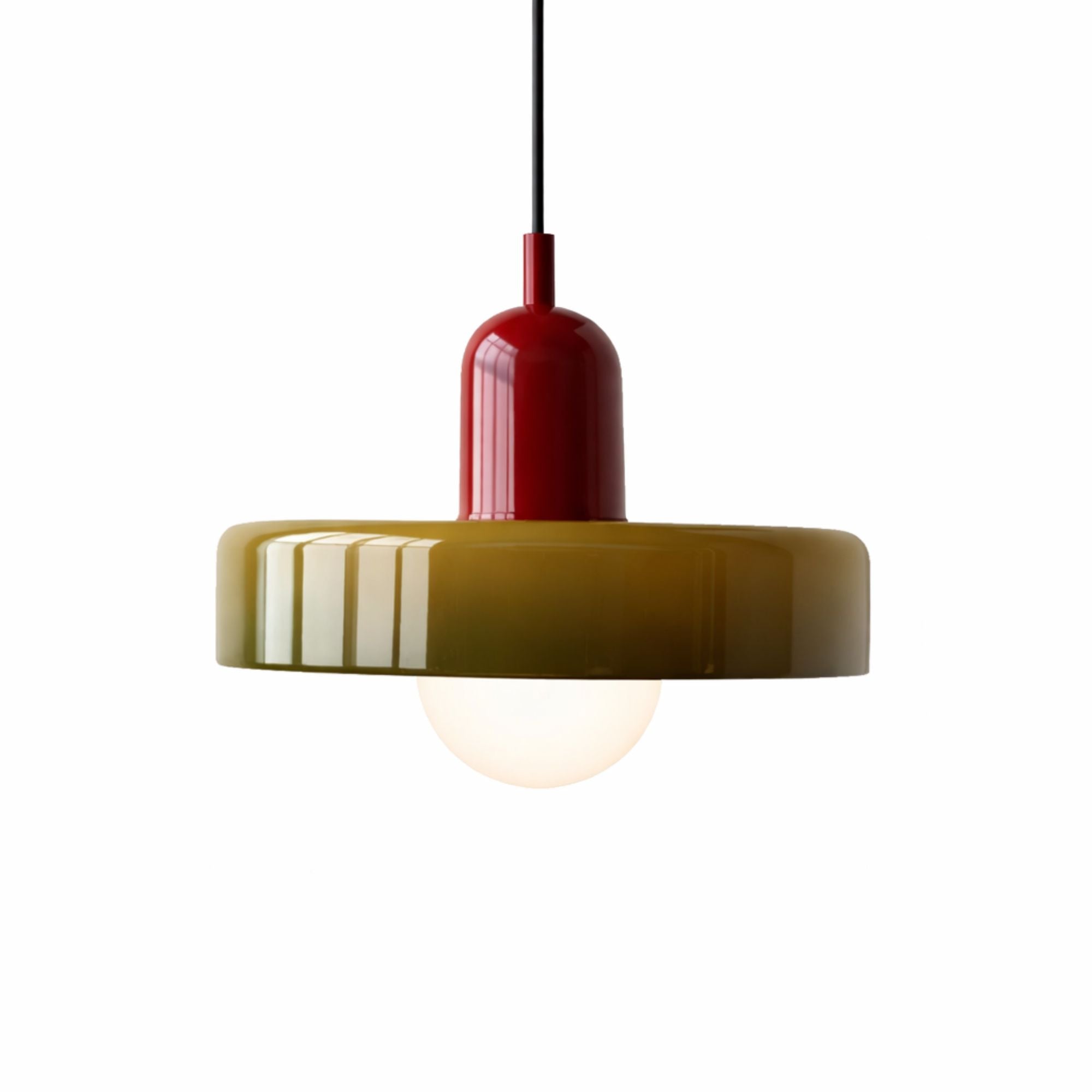 taklampa i modern design med röd topp och grön skärm på vit bakgrund