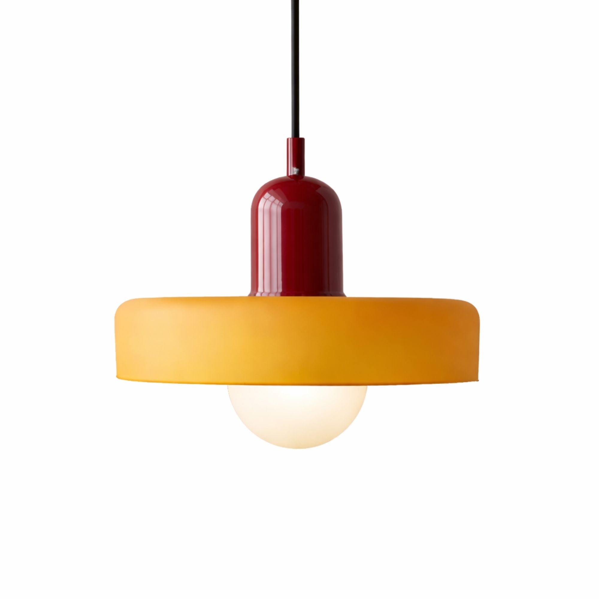taklampa i modern design med röd topp och orange skärm på vit bakgrund