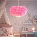 Taklampa rosa fjäderlampa modern pendellampa i barnrum med mjuka fjädrar och varm belysning.