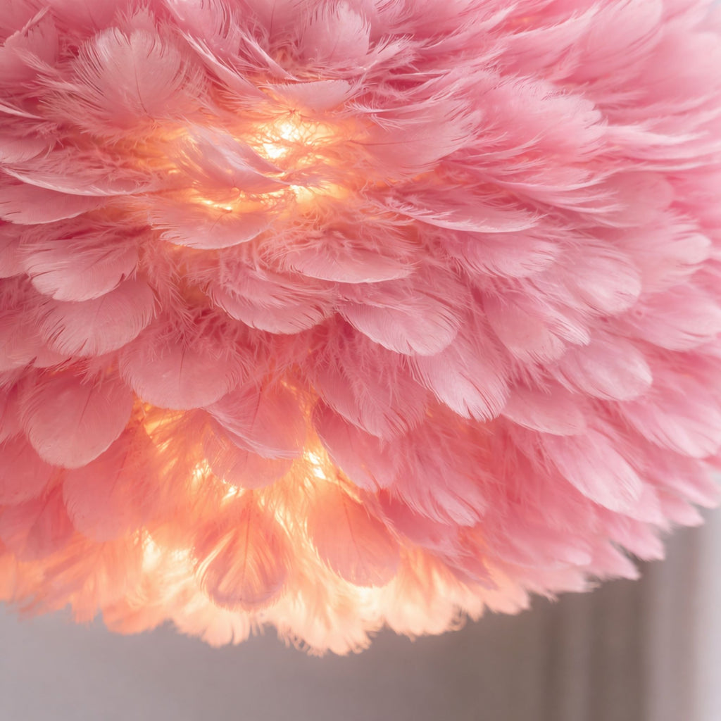 Taklampa rosa fjäderlampa modern pendellampa i fjädrar närbild med varmt ljus.
