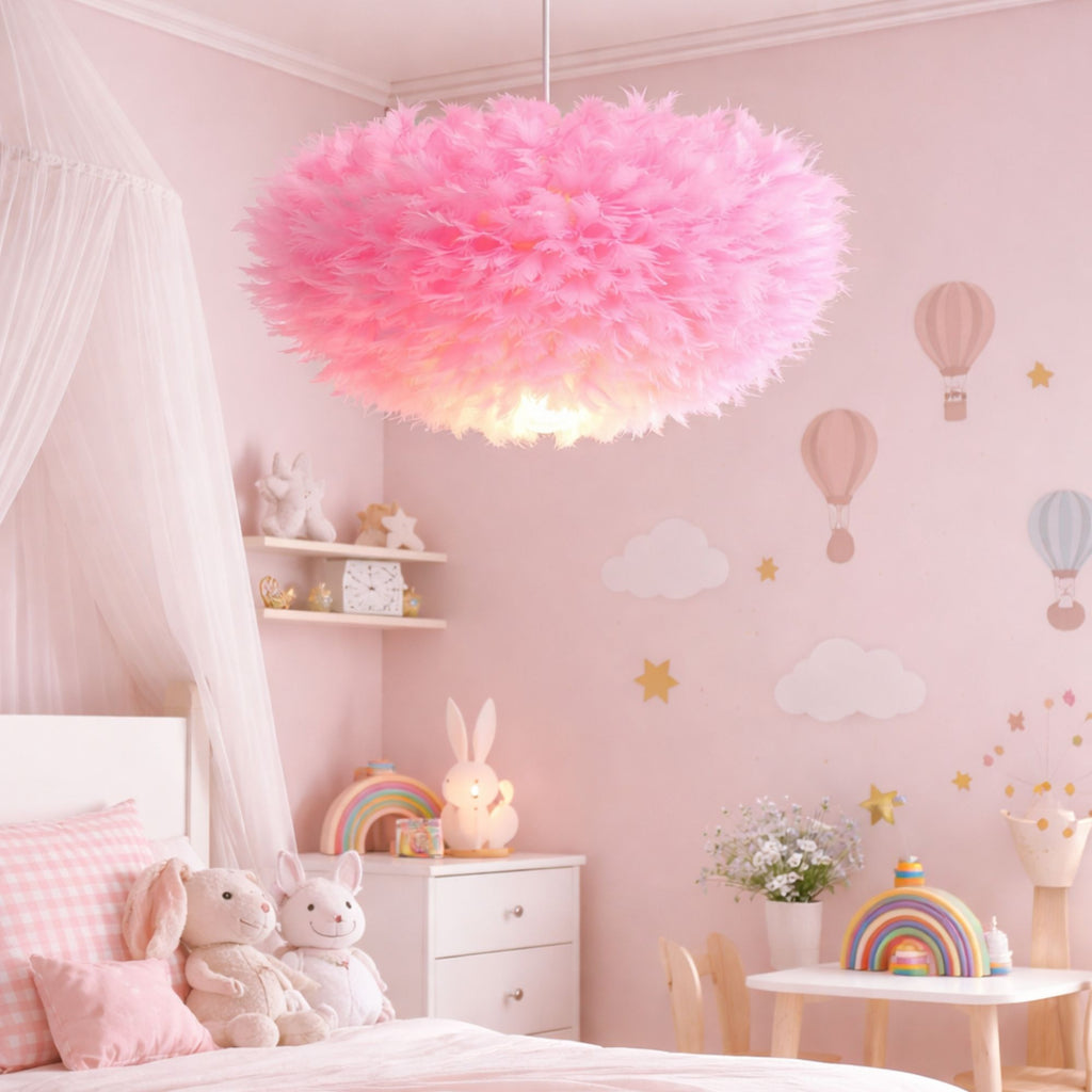 Taklampa rosa fjäderlampa modern pendellampa i barnrum med mjuka fjädrar och varm belysning.
