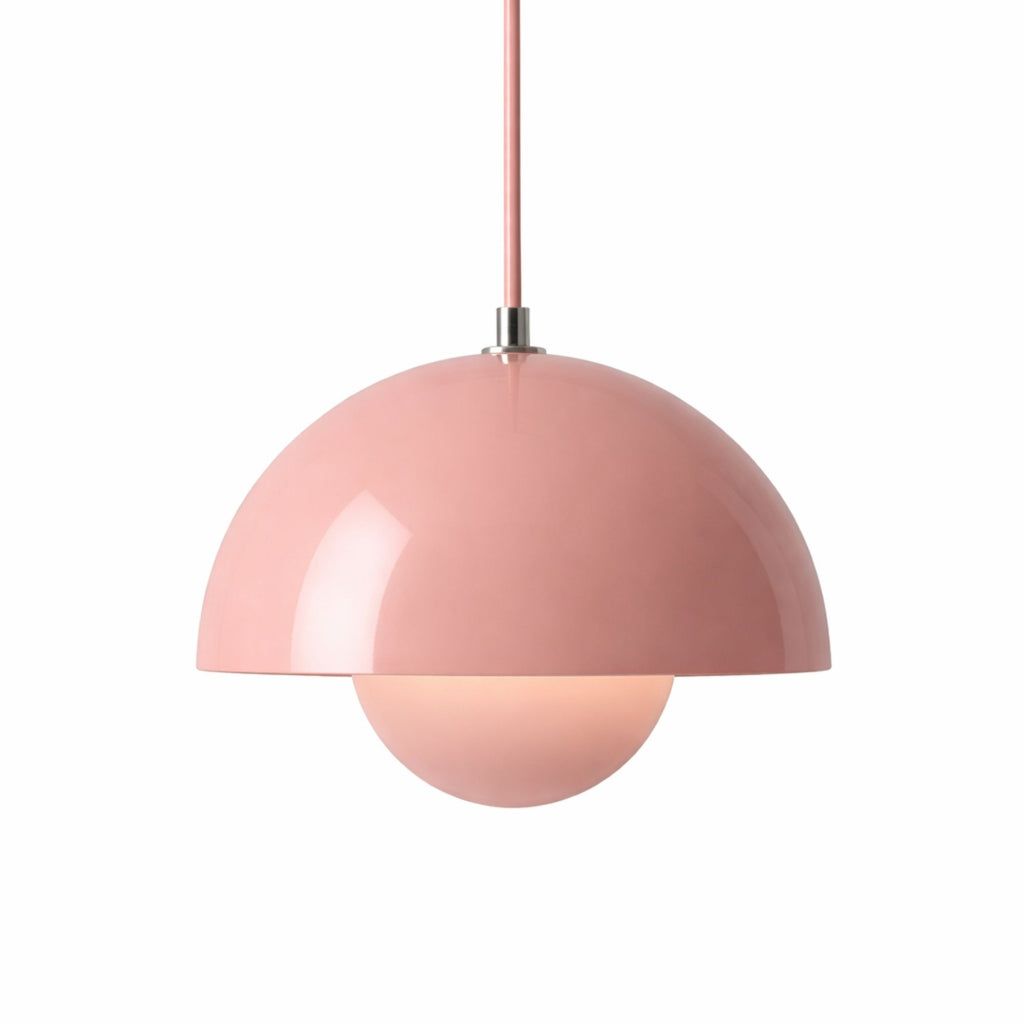 Rosa pendellampa med rund metallskärm i modern skandinavisk design.
