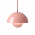 Rosa pendellampa med rund metallskärm i modern skandinavisk design.