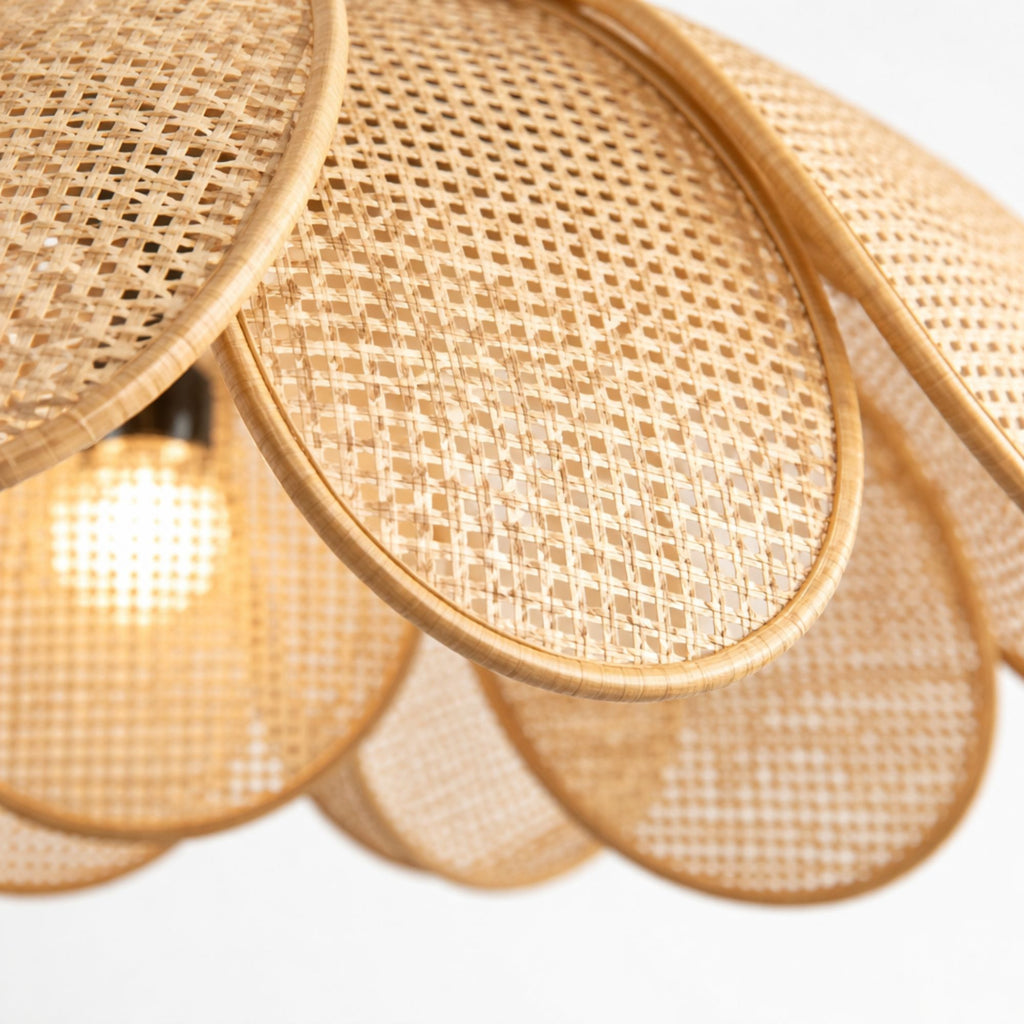 Taklampa i rotting närbild som visar naturligt handvävt material och högkvalitativ finish i skandinavisk design