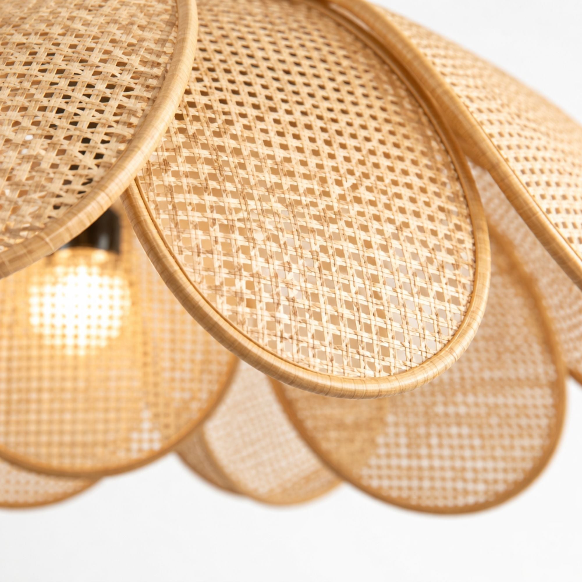 Taklampa i rotting närbild som visar naturligt handvävt material och högkvalitativ finish i skandinavisk design