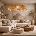 Taklampa i rotting i lyxigt vardagsrum med naturliga toner och varm belysning som skapar en exklusiv och harmonisk atmosfär