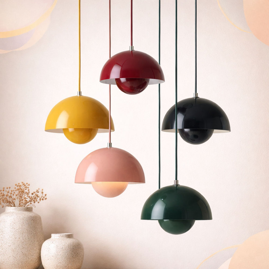 Taklampa rund metallpendel i retro skandinavisk design i färgerna röd, gul, grön, rosa och svart.
