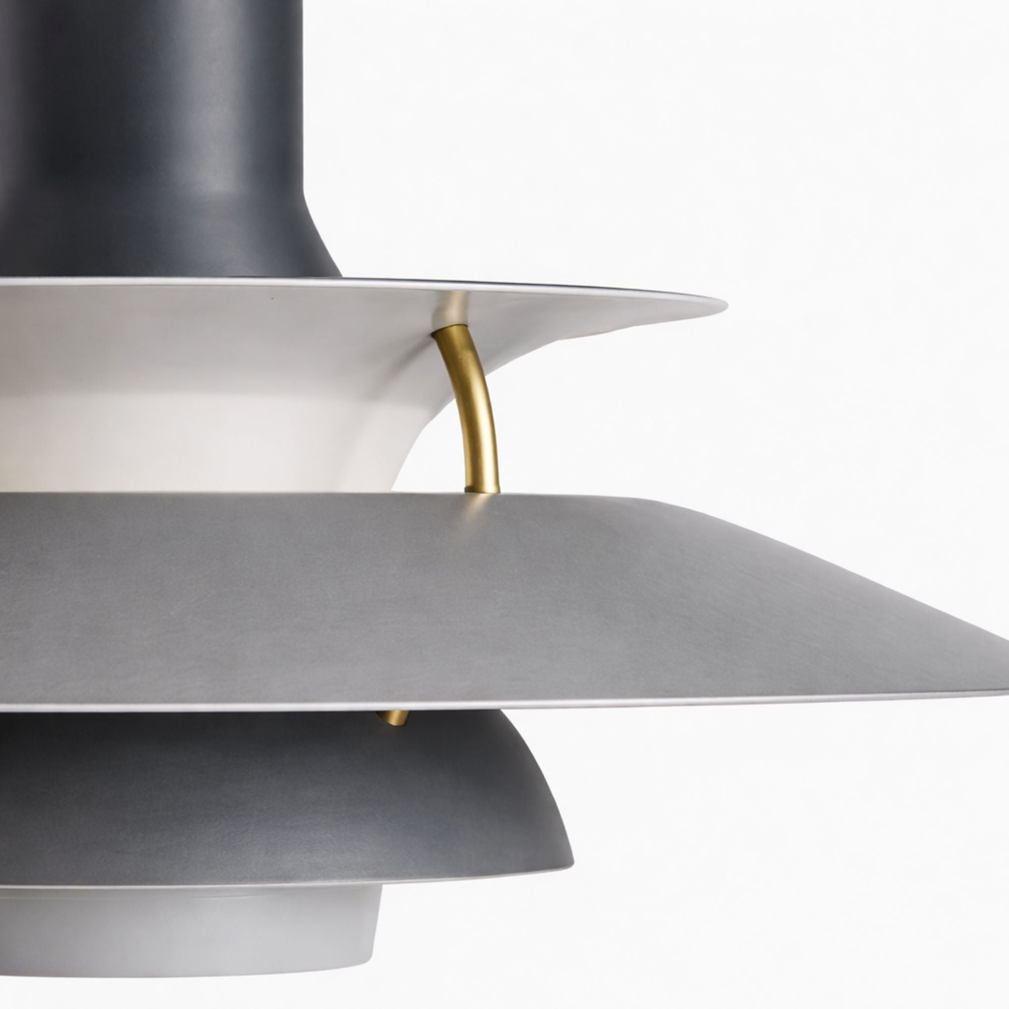 Taklampa pendellampa i metall med skandinavisk flerskärmsdesign, detalj av skärmar och mässingsfäste.