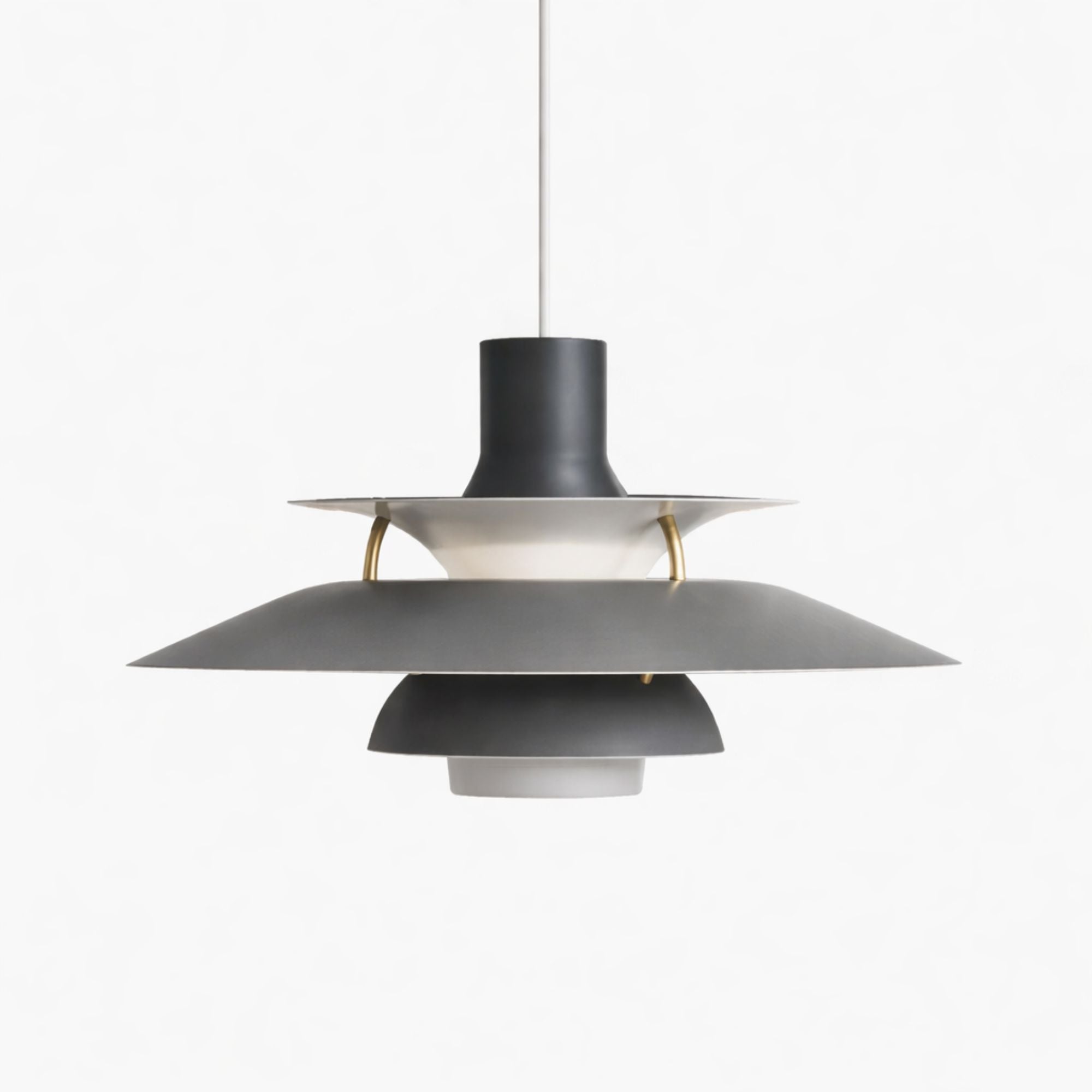 Taklampa i skandinavisk design i grå metall med flerskärmar som sprider mjukt och bländfritt ljus.