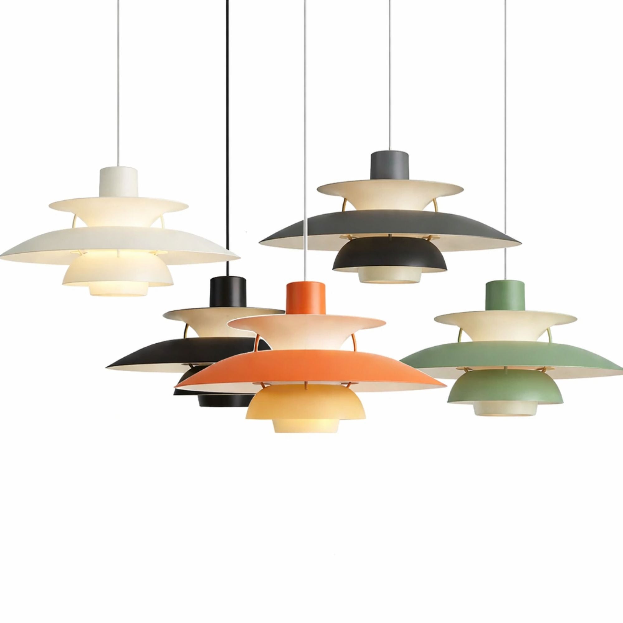 Skandinaviska taklampor i metall med flerskärmsdesign i flera färger som vit, svart, grå, orange och grön.