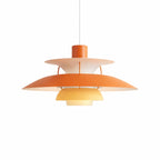 Taklampa i skandinavisk design i orange metall med flerskärmar som sprider mjukt och bländfritt ljus.
