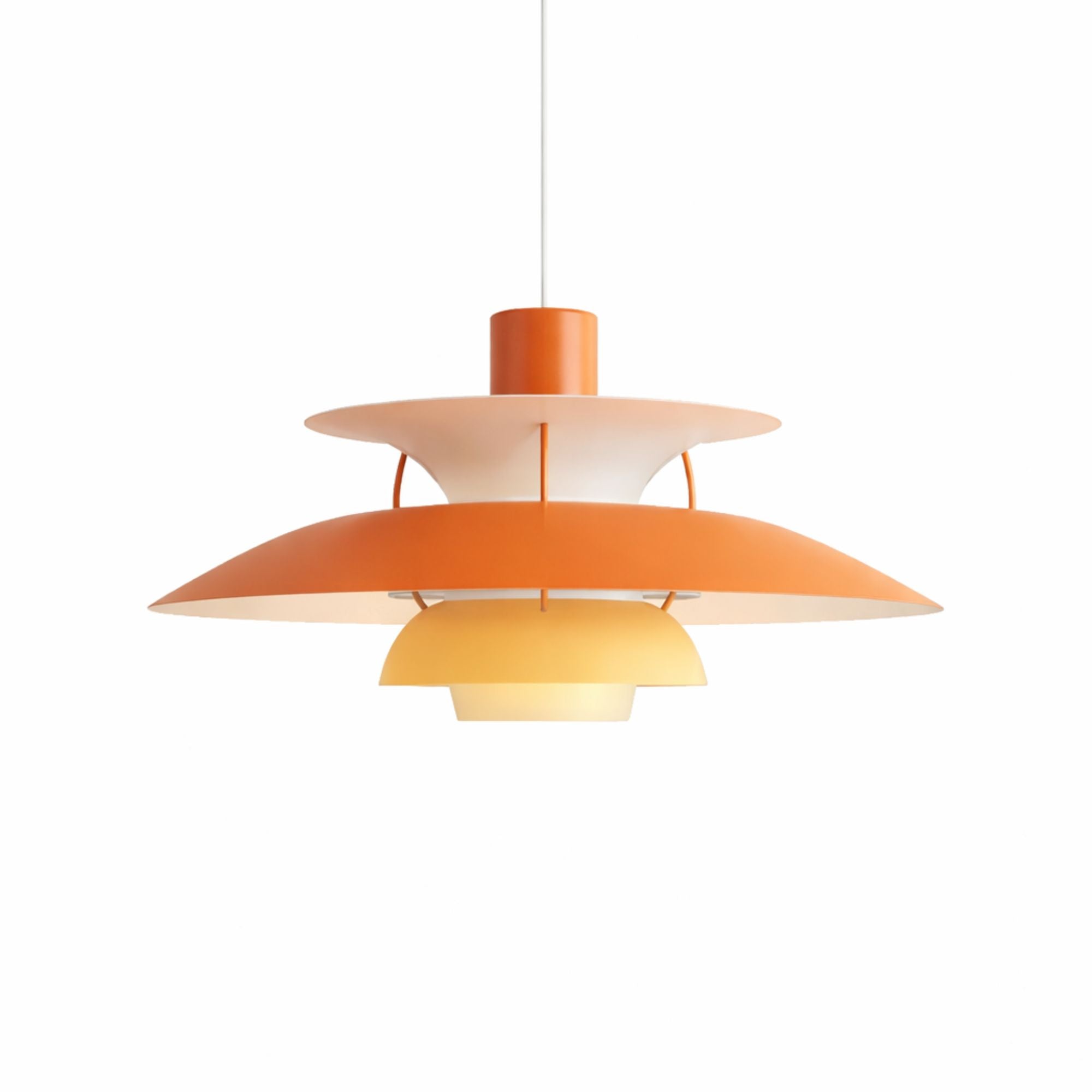 Taklampa i skandinavisk design i orange metall med flerskärmar som sprider mjukt och bländfritt ljus.
