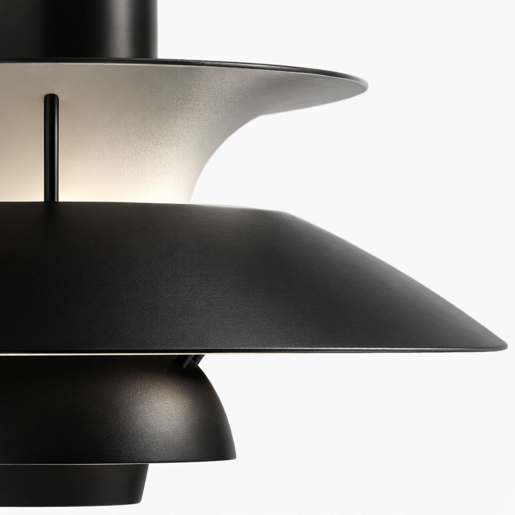 Taklampa pendellampa i metall med skandinavisk flerskärmsdesign, detalj av skärmar och mässingsfäste.