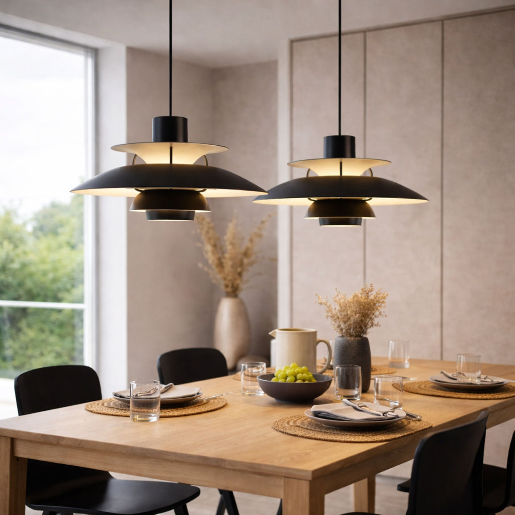Taklampa pendellampa i svart metall med skandinavisk design över matbord i nordisk inredning.
