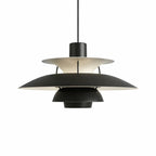 Taklampa i skandinavisk design i svart metall med flerskärmar som sprider mjukt och bländfritt ljus.