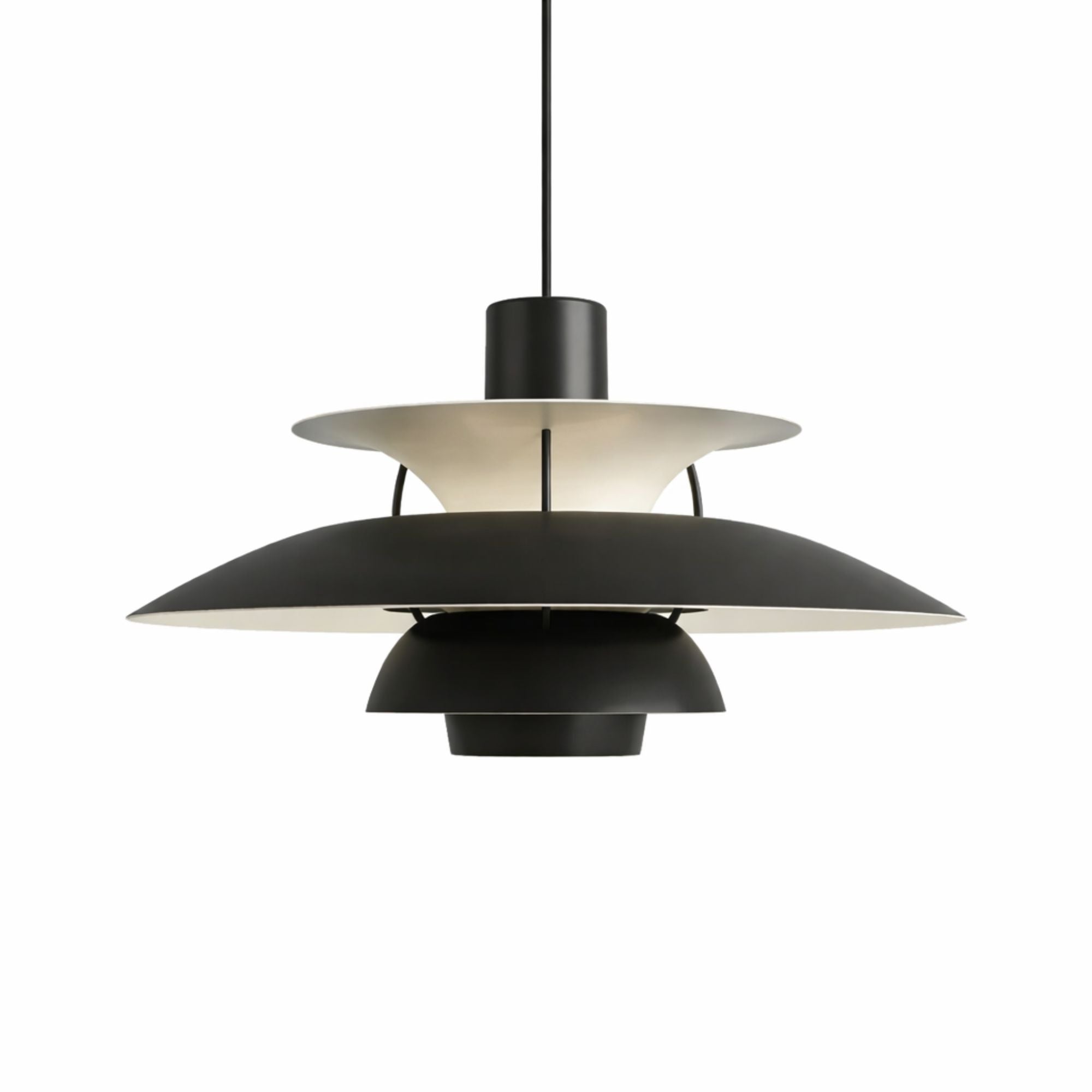 Taklampa i skandinavisk design i svart metall med flerskärmar som sprider mjukt och bländfritt ljus.